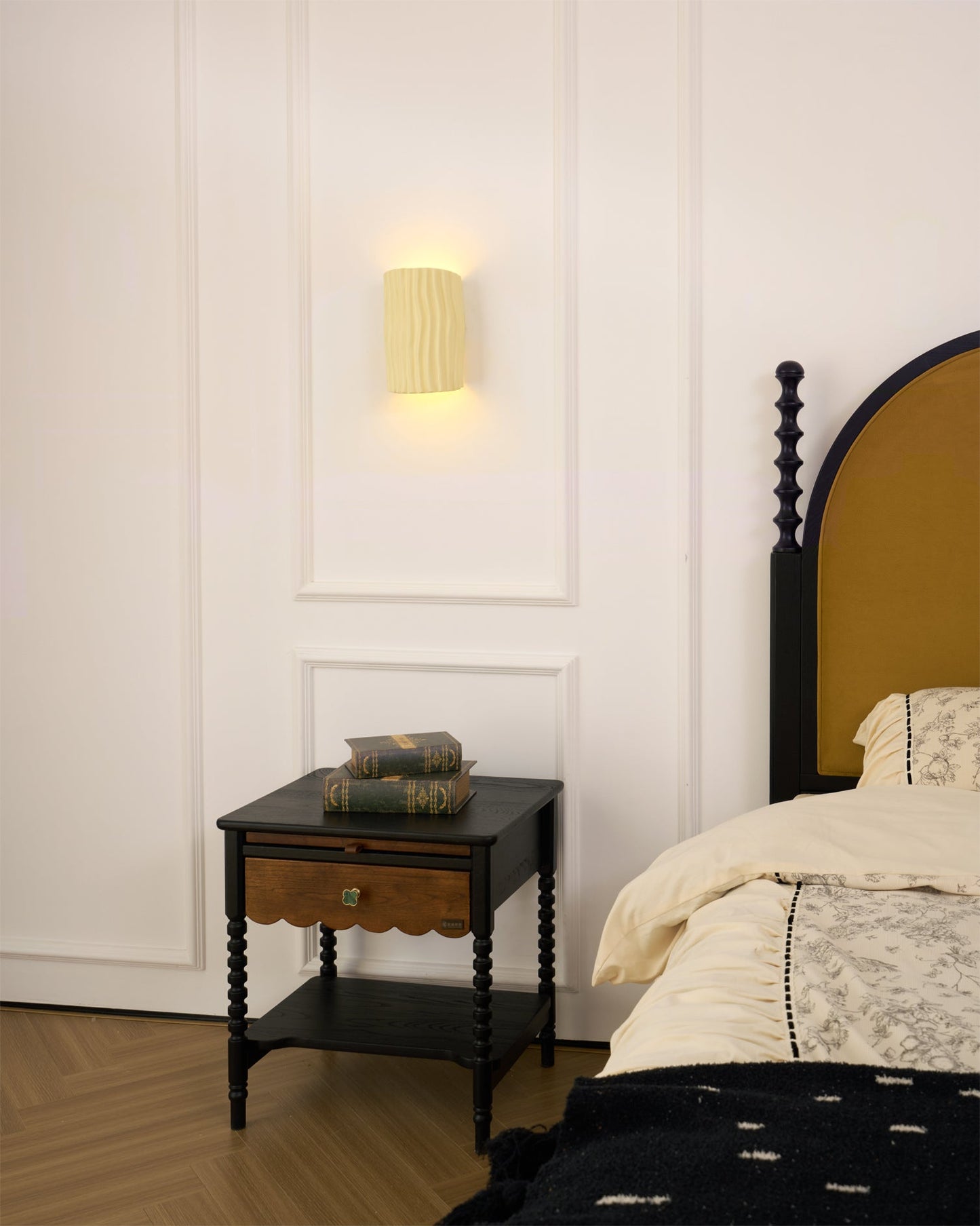 Pleated Resin Wall Lamp