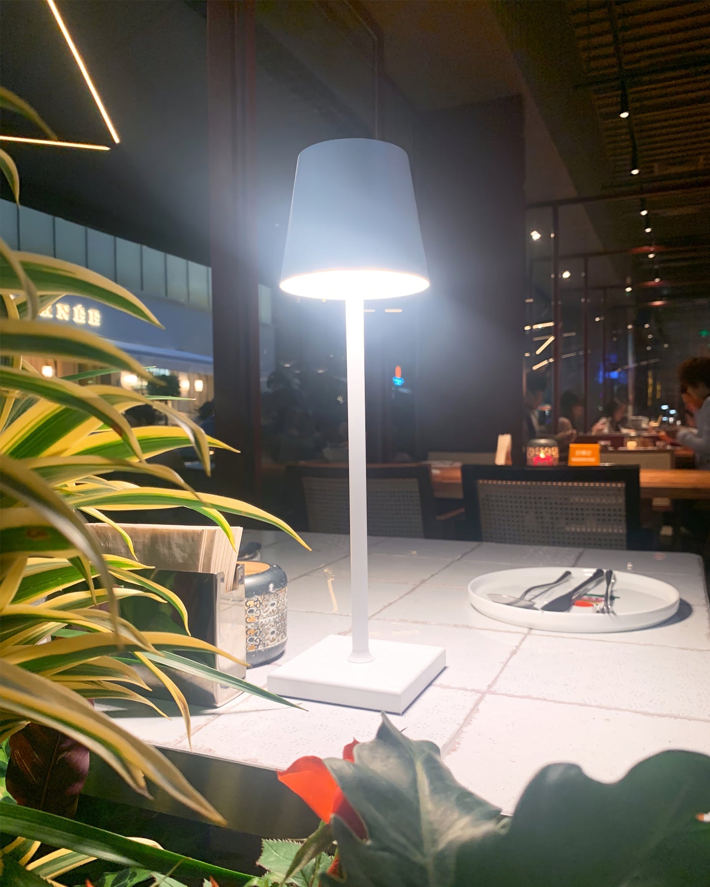 Doku Built-in Battery Table Lamp
