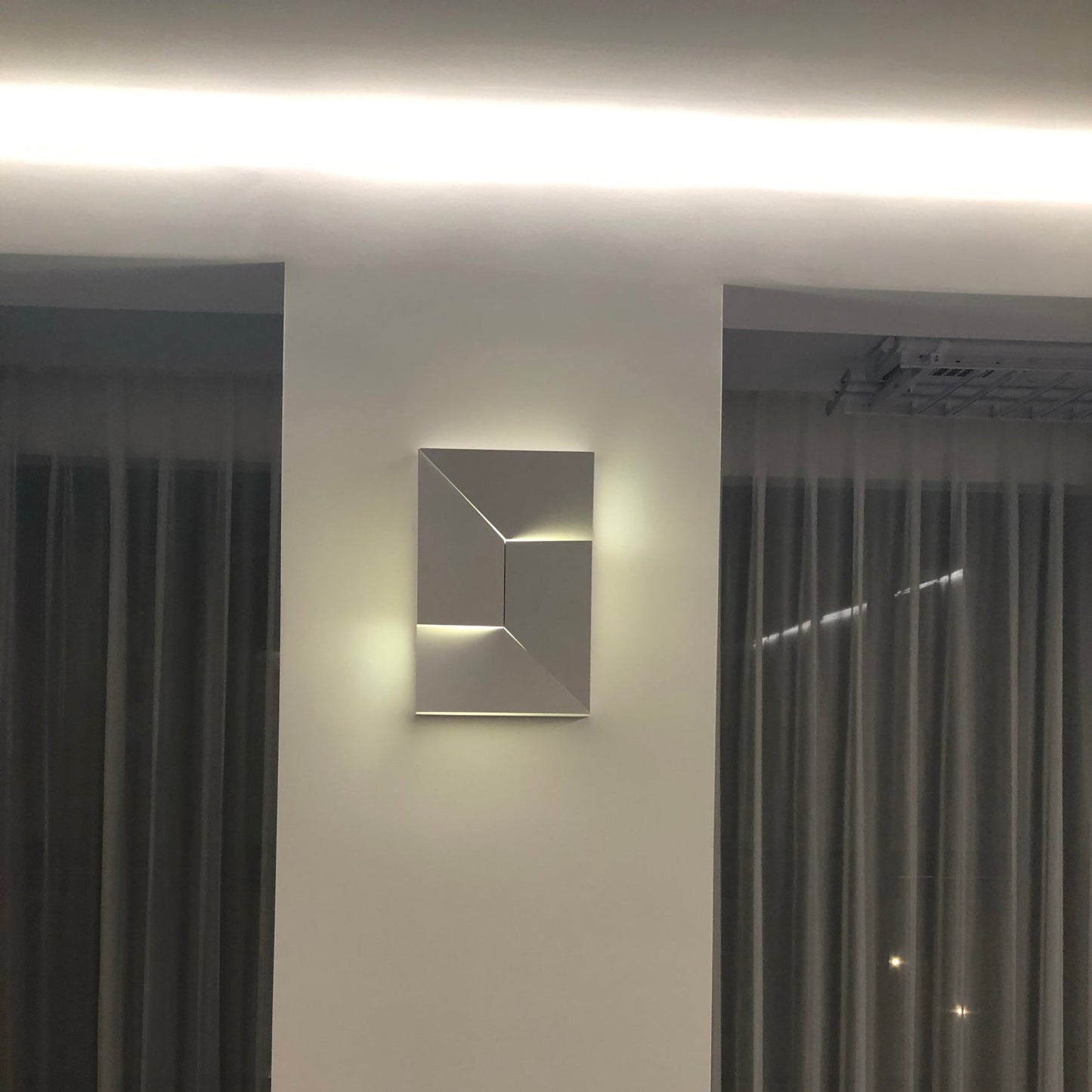 Shadows Wall Lamp
