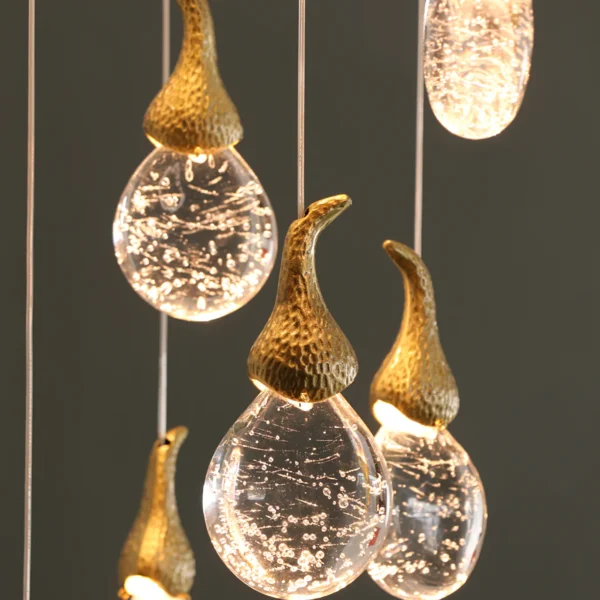 This chandelier uses artificial bubble technology to connect floating bubble shapes to create wonderful light and shadow. The surface is round and smooth, with bubbles inside, and the transmission is even, which perfectly integrates light and art.