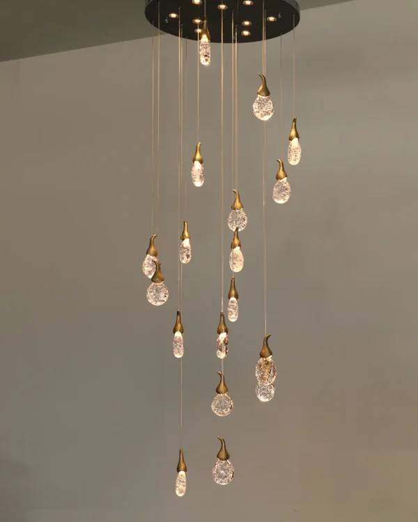 This chandelier uses artificial bubble technology to connect floating bubble shapes to create wonderful light and shadow. The surface is round and smooth, with bubbles inside, and the transmission is even, which perfectly integrates light and art.