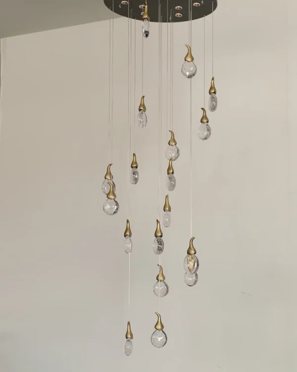 This chandelier uses artificial bubble technology to connect floating bubble shapes to create wonderful light and shadow. The surface is round and smooth, with bubbles inside, and the transmission is even, which perfectly integrates light and art.