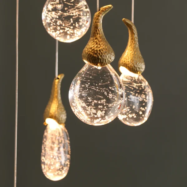 This chandelier uses artificial bubble technology to connect floating bubble shapes to create wonderful light and shadow. The surface is round and smooth, with bubbles inside, and the transmission is even, which perfectly integrates light and art.